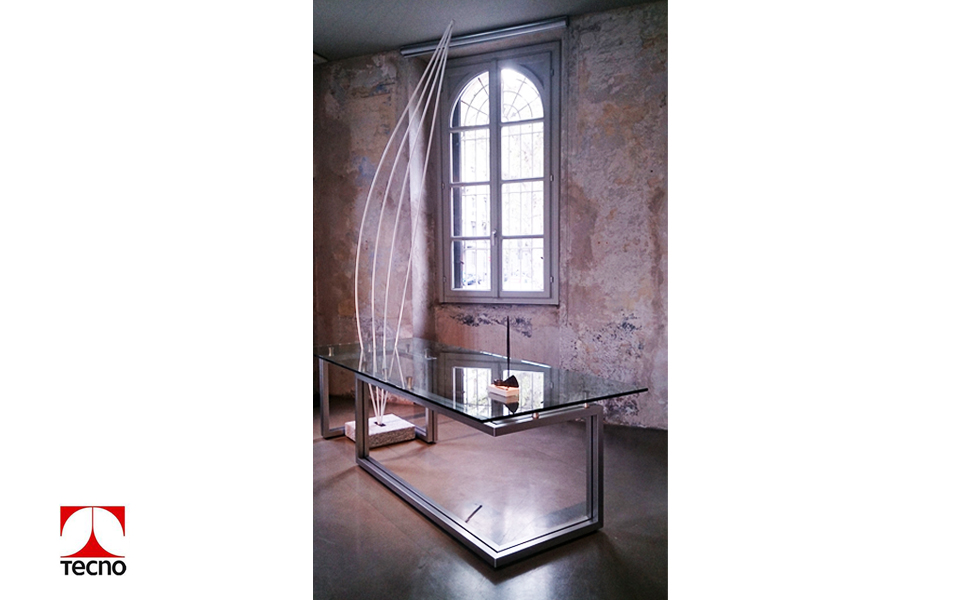 Salone del Mobile 2014, Sabbatella interpreta il tavolo Vara di Luca Scacchetti, collezione Tecno 2014